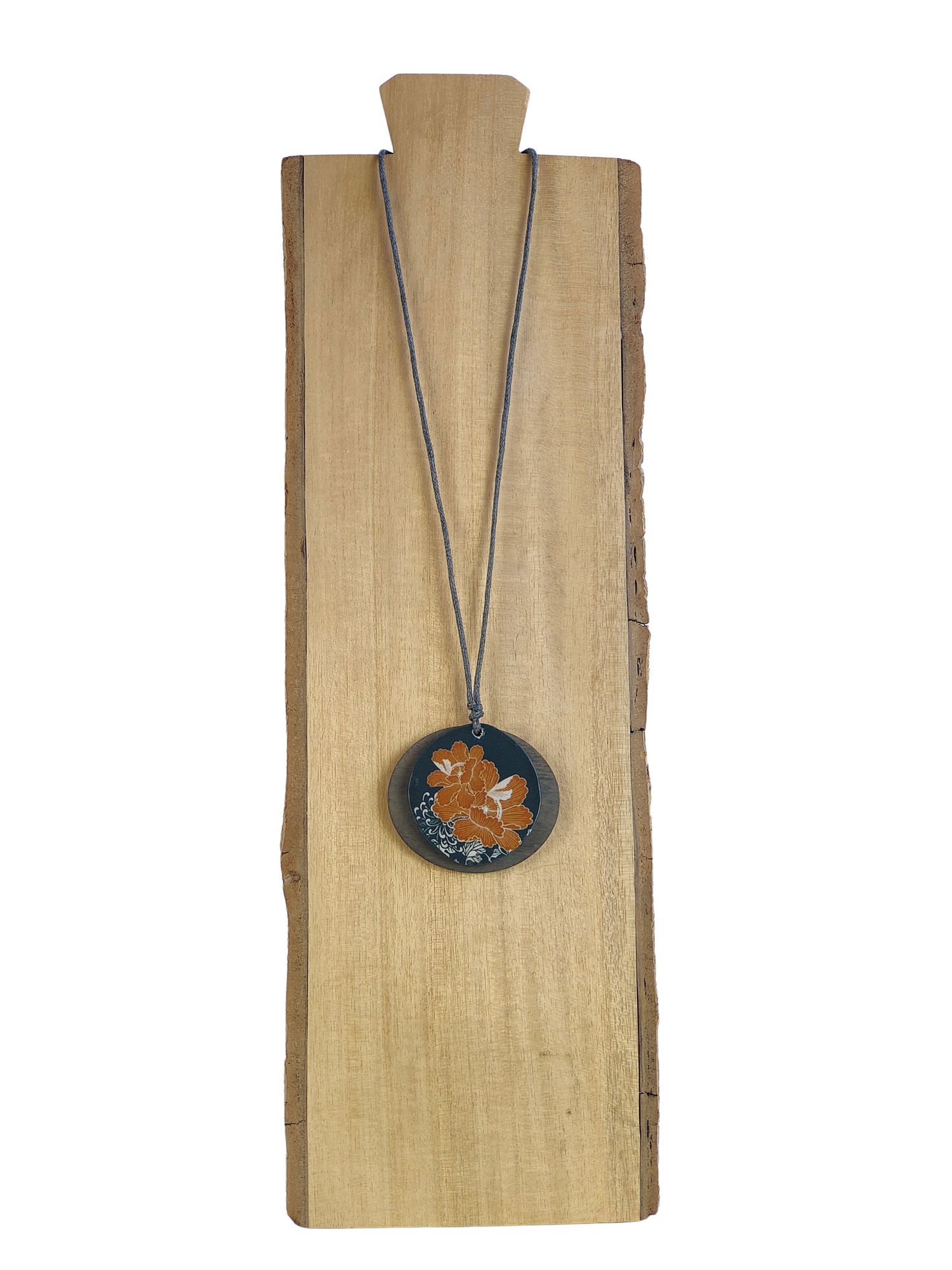 Circular pendant with leaves