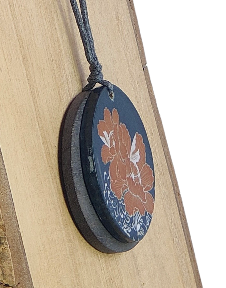 Circular pendant with leaves