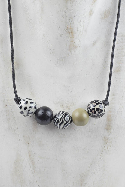 Collar de cinco bolas con print animal