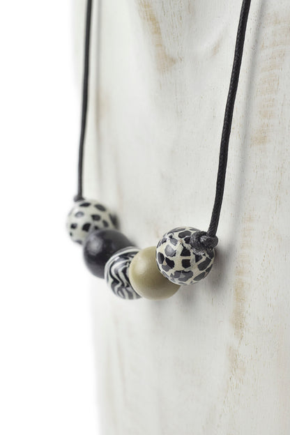 Collar de cinco bolas con print animal
