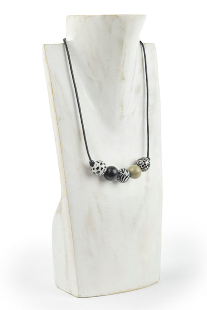 Collar de cinco bolas con print animal