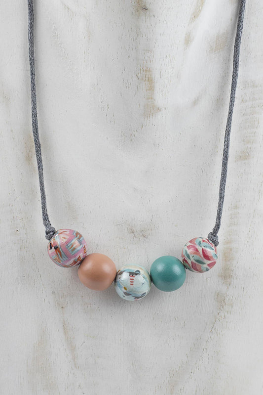 Collar de 5 bolas con print de mar y faros