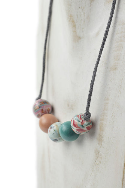 Collar de 5 bolas con print de mar y faros