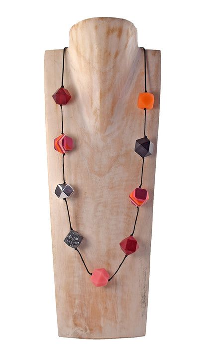 Collar piezas facetadas alu, resina y terrazo