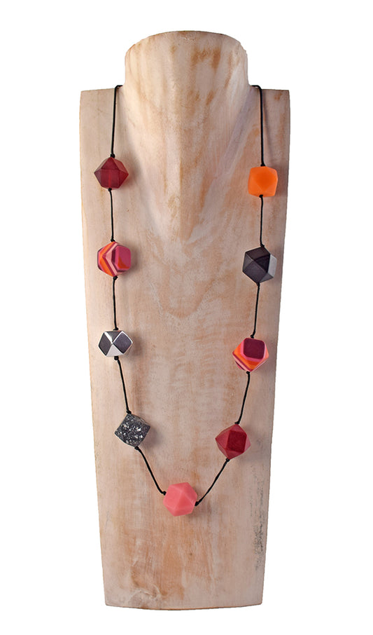 Collar piezas facetadas alu, resina y terrazo