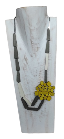 Collar con flor de cubos