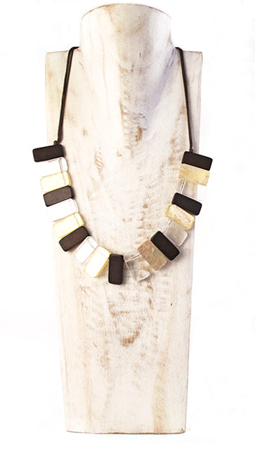 Collar con piezas de madera y resina.