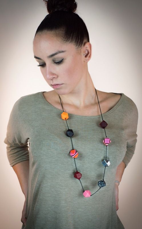 Collar piezas facetadas alu, resina y terrazo