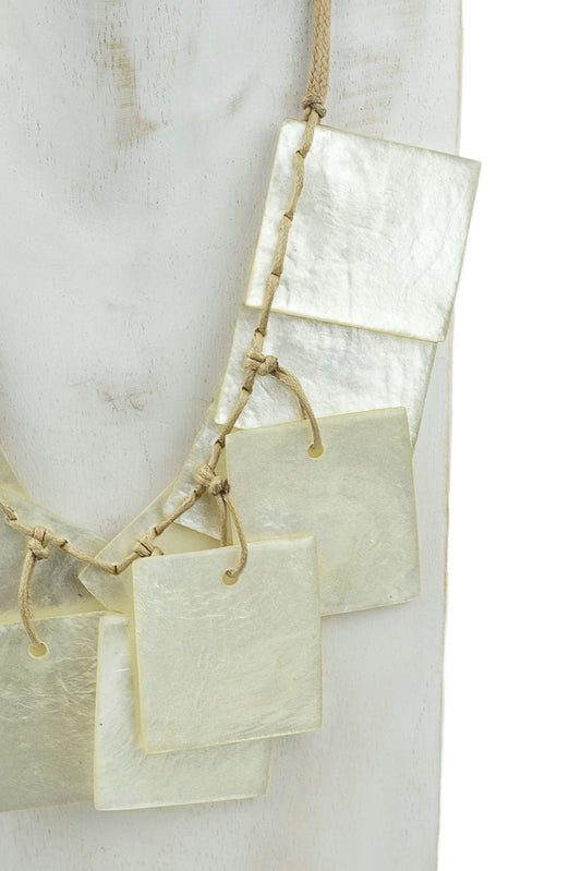 Collar con piezas de nacar