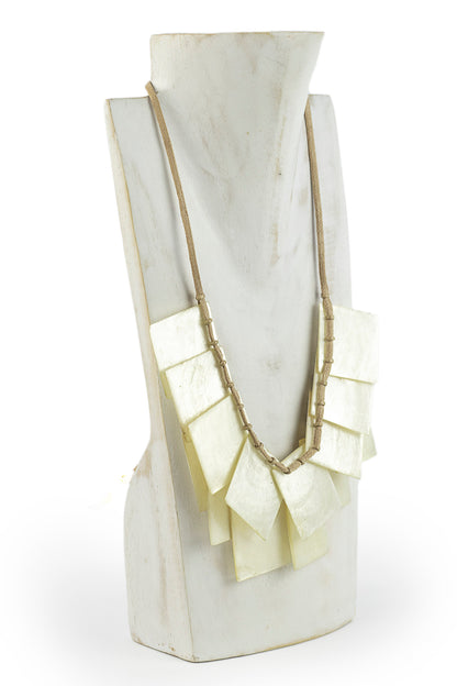 Collar con piezas de nacar