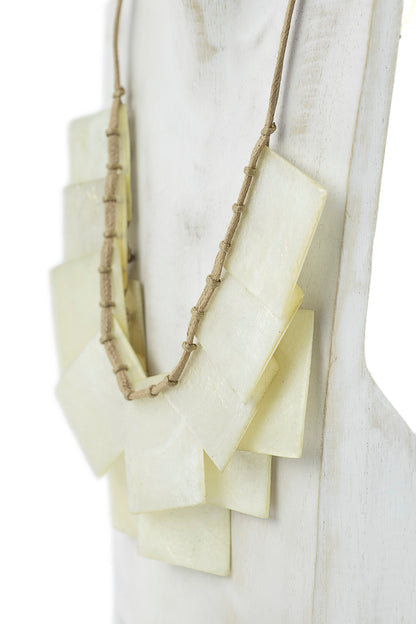 Collar con piezas de nacar
