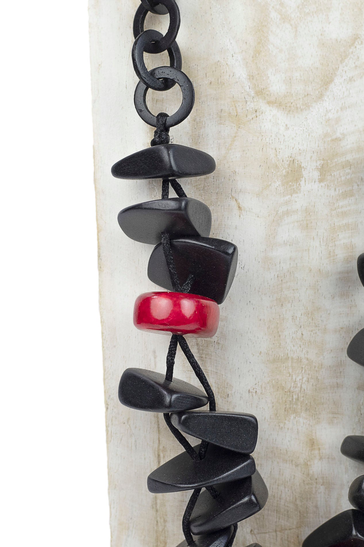 Collar con cadena de aros de madera