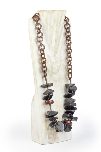 Collar con cadena de aros de madera