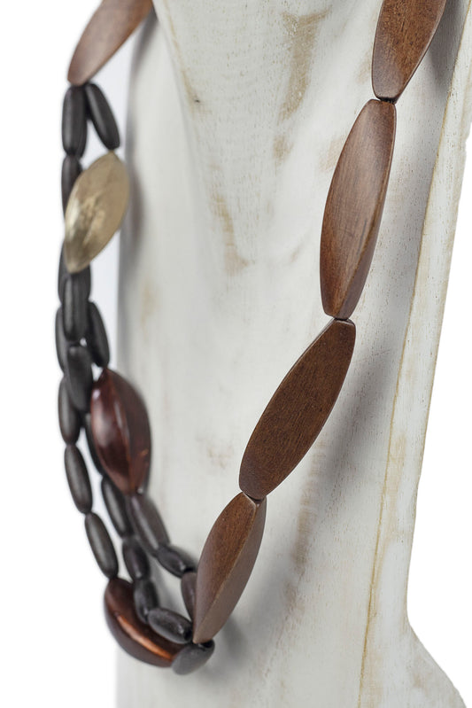 Collar corto con piezas alargadas