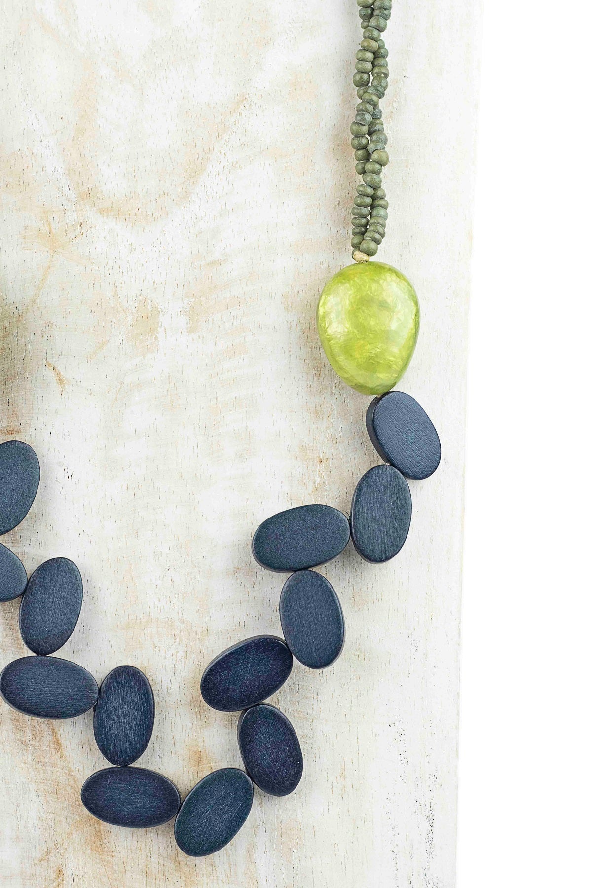Collar con piezas de madera