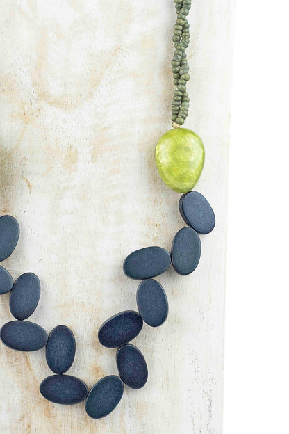 Collar con piezas de madera