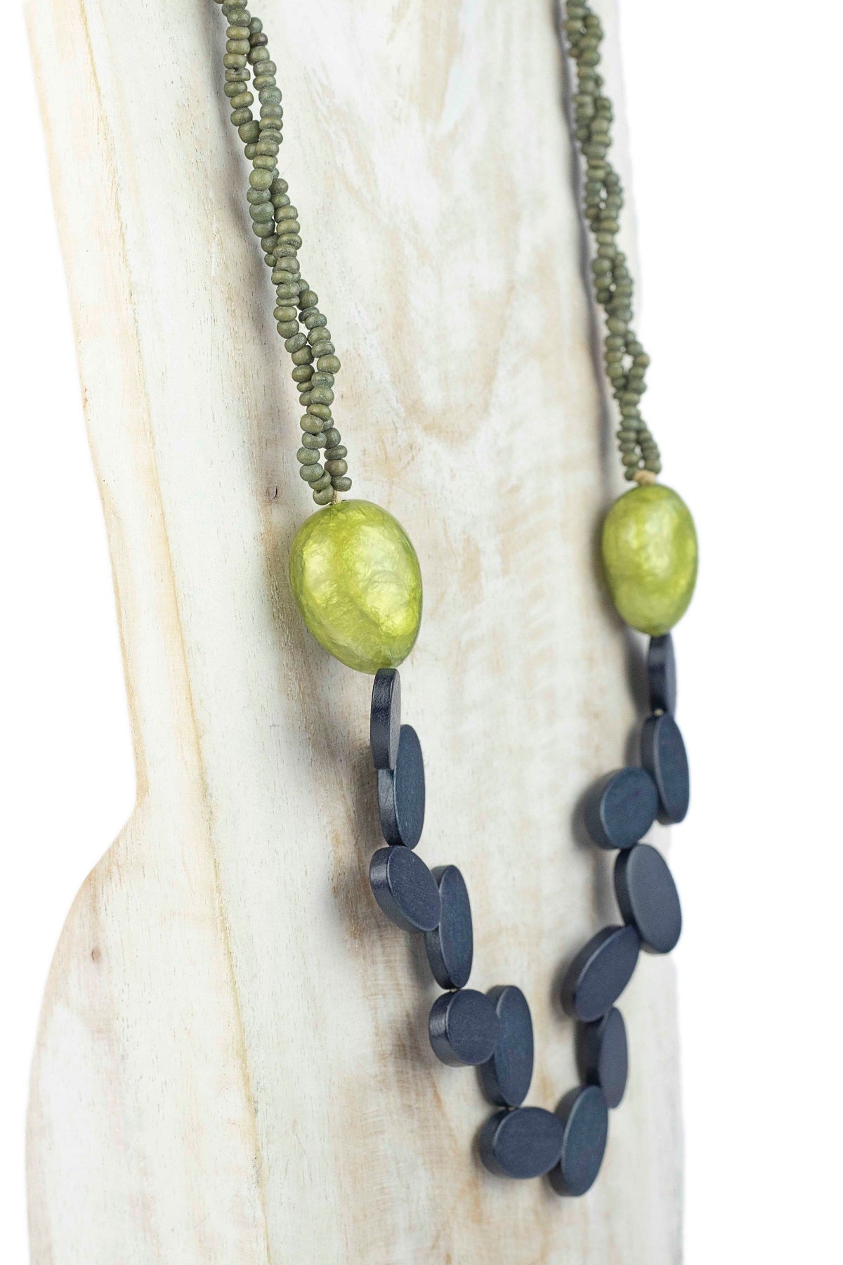 Collar con piezas de madera