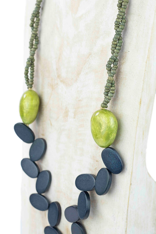 Collar con piezas de madera