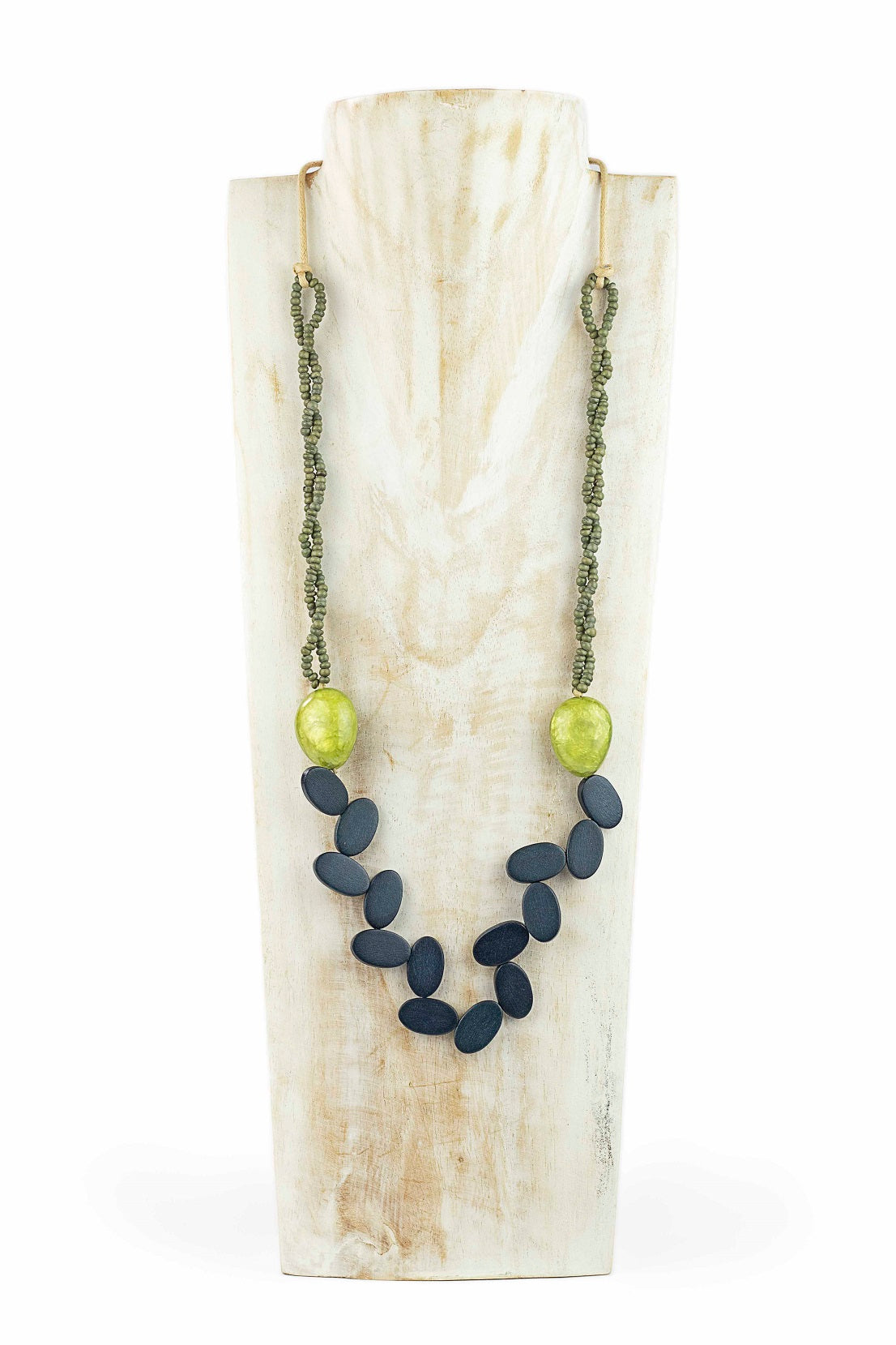Collar con piezas de madera