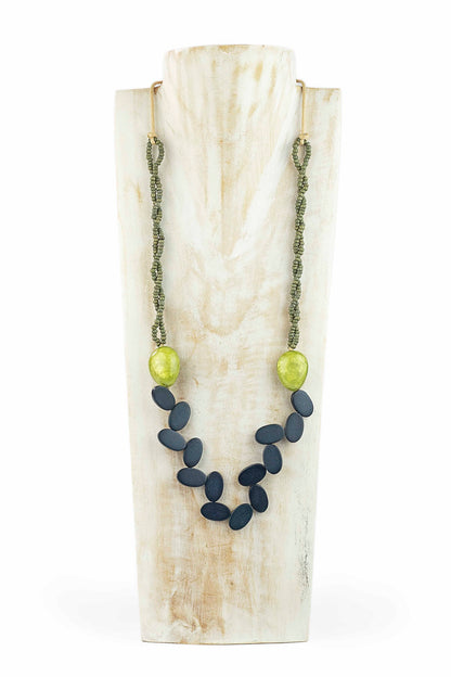 Collar con piezas de madera