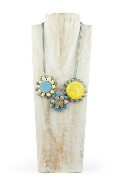 Collar con tres flores