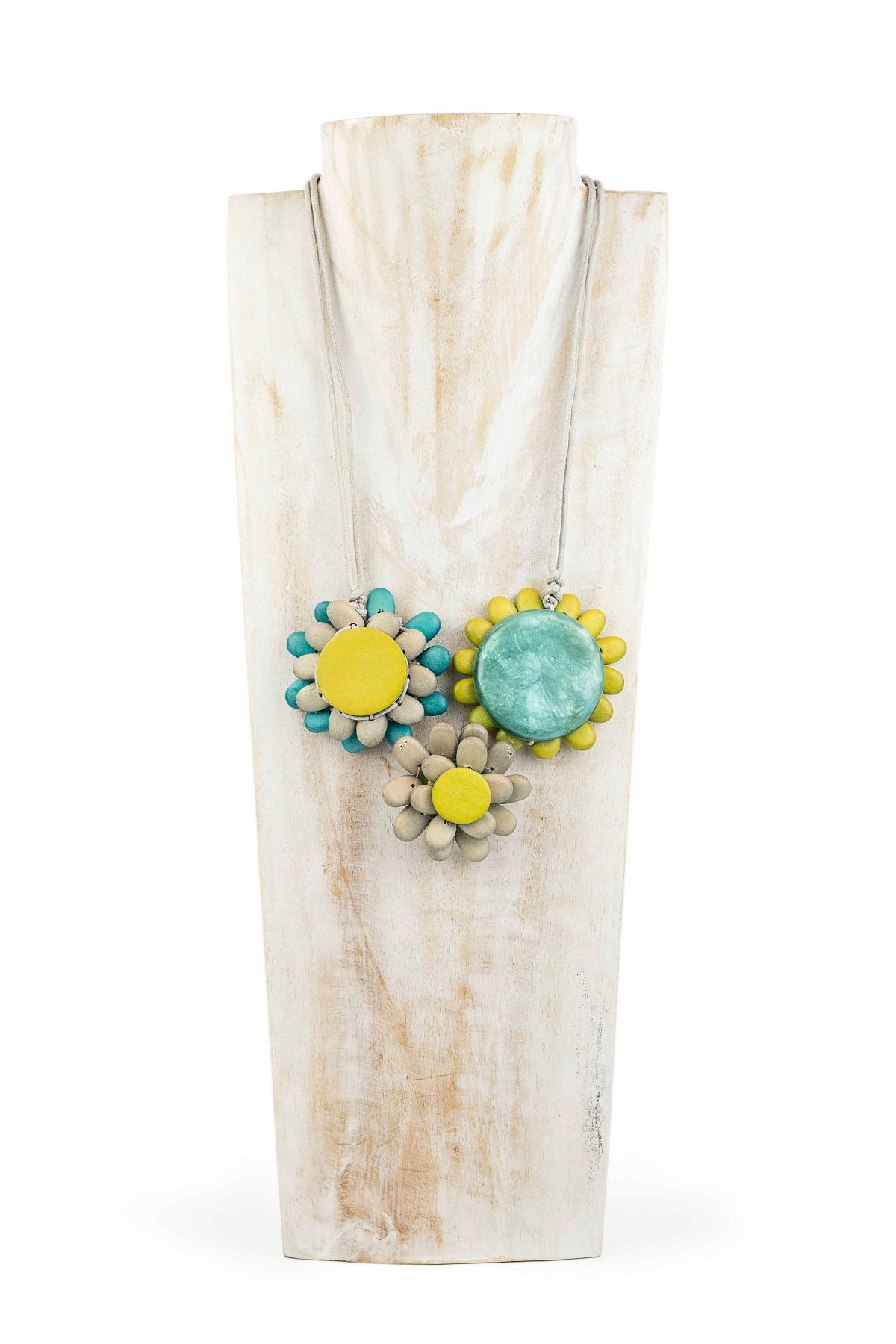 Collar con tres flores