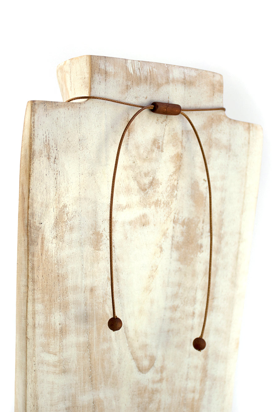 Collar con cilindros y bolas de madera