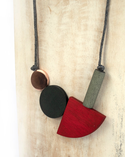 Colgante MIT con piezas geometricas de madera
