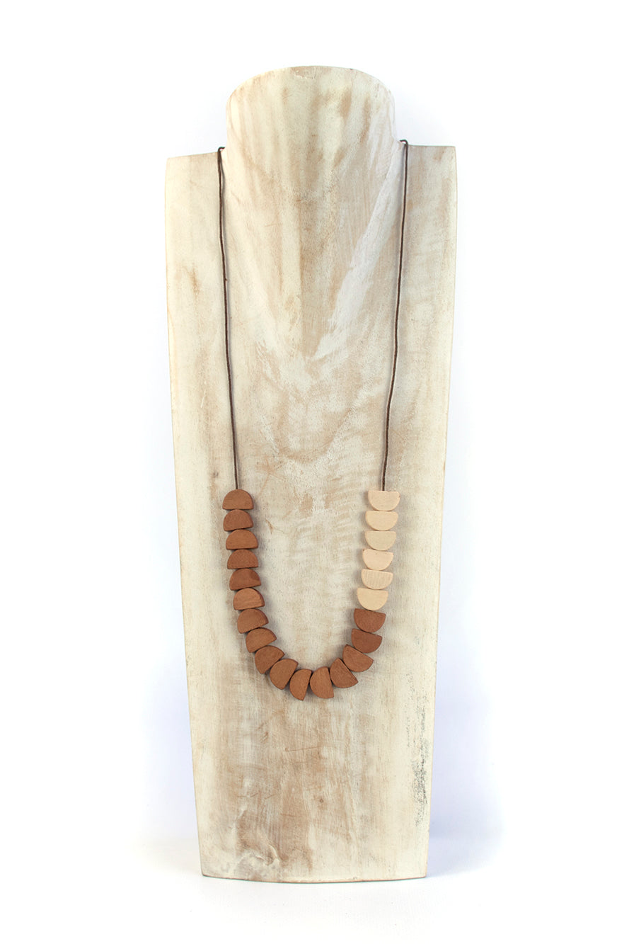 Collar con semicirculos de madera