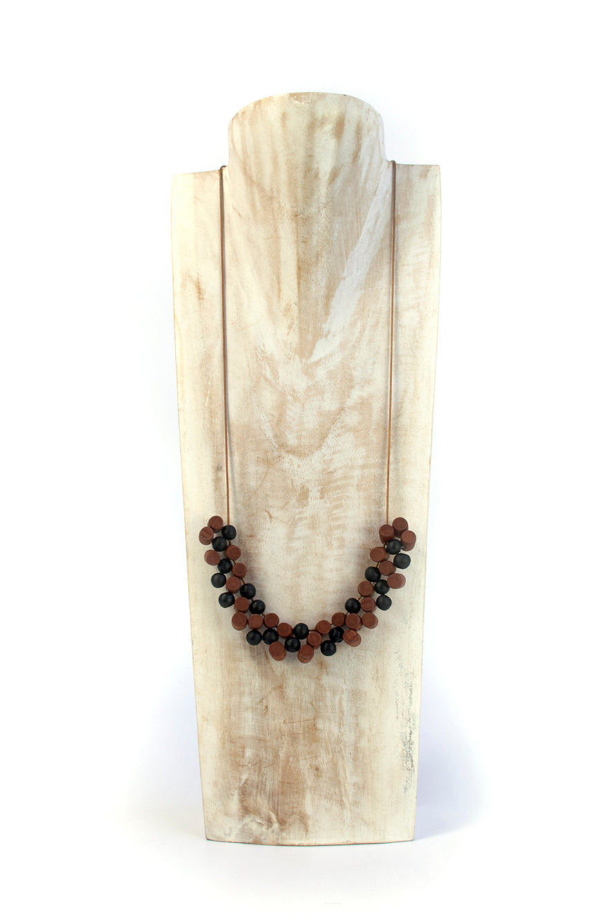 Collar con cilindros y bolas de madera