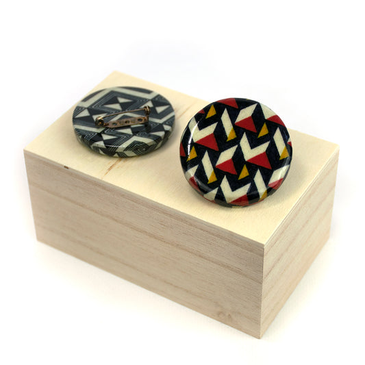 Broche con dibujos geometricos