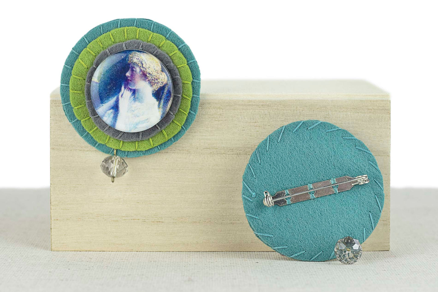 Broche con imagen de Hassam