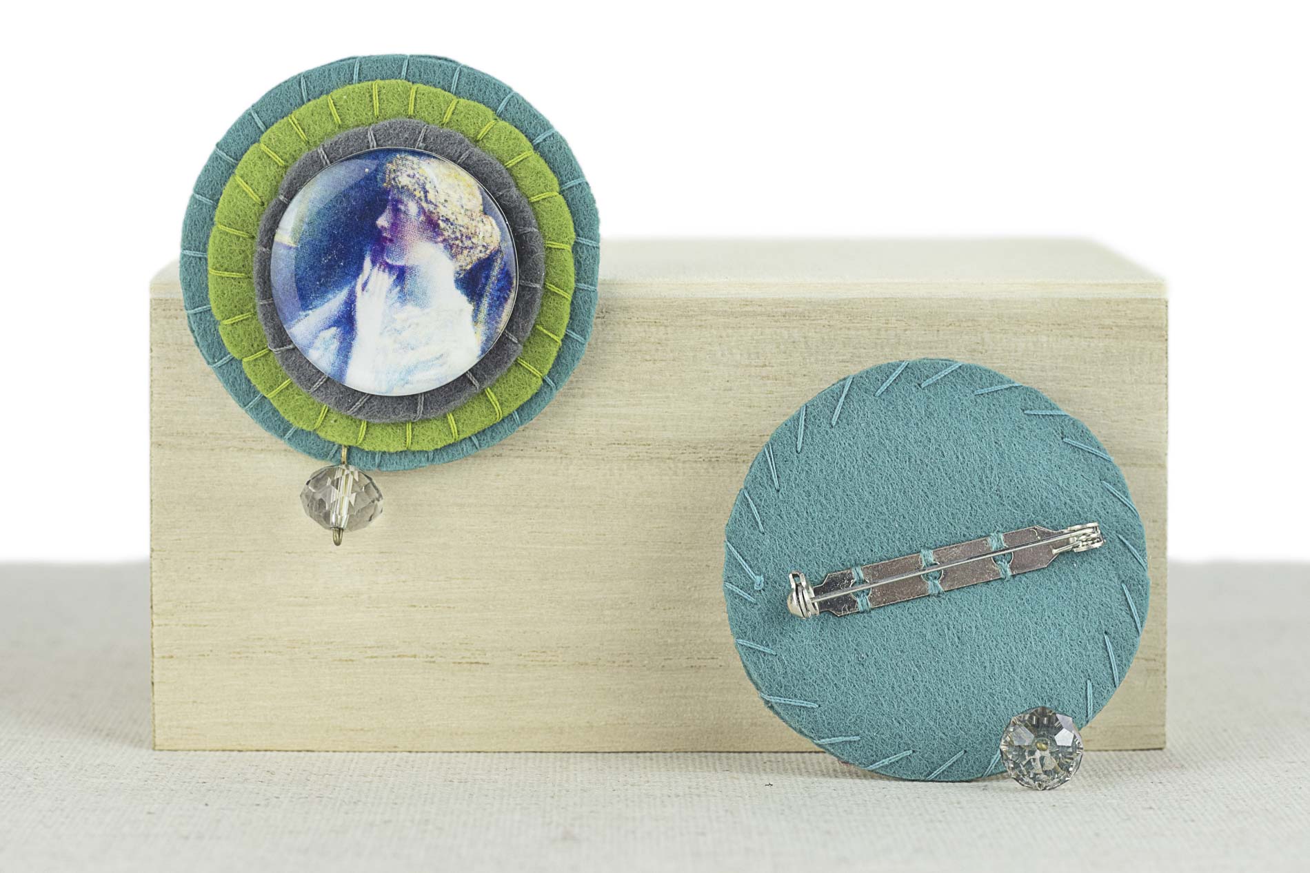 Broche con imagen de Hassam