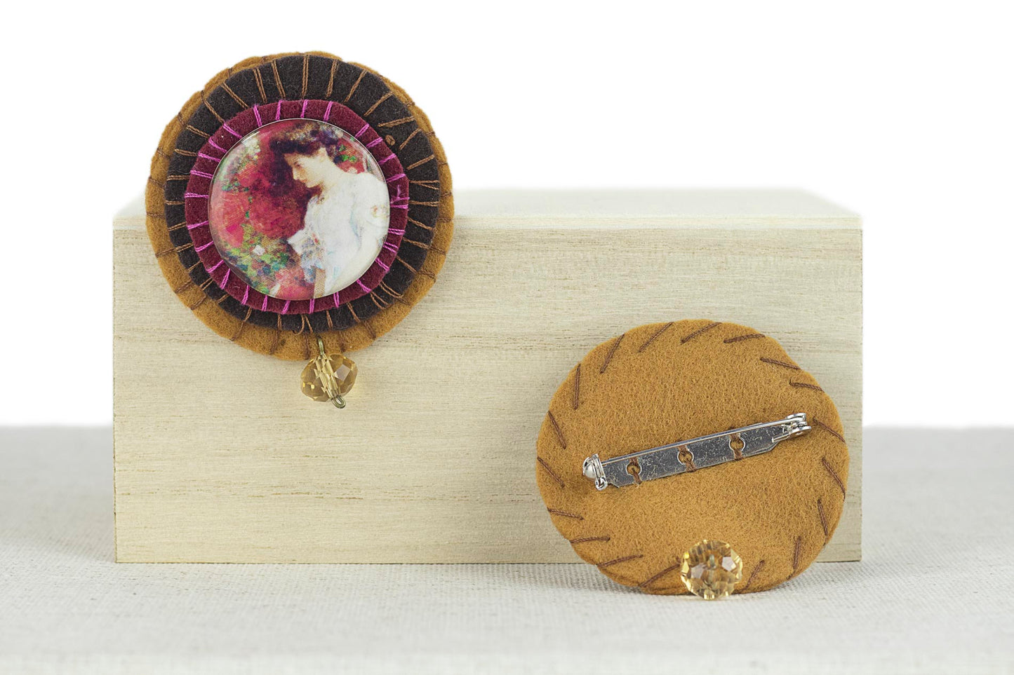 Broche con imagen de Hassam