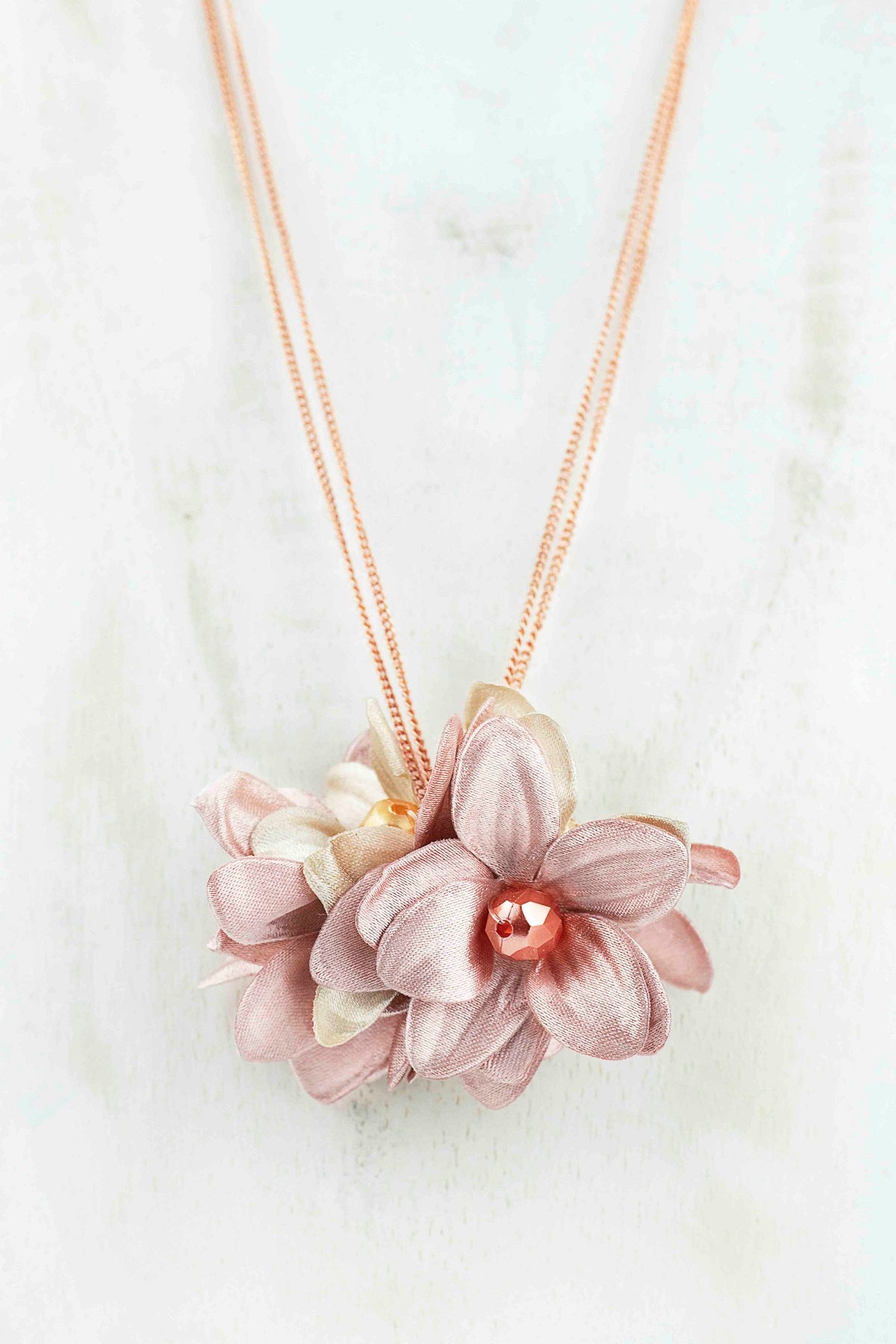 Collar de flores con petalos