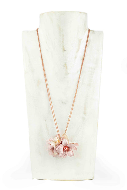 Collar de flores con petalos