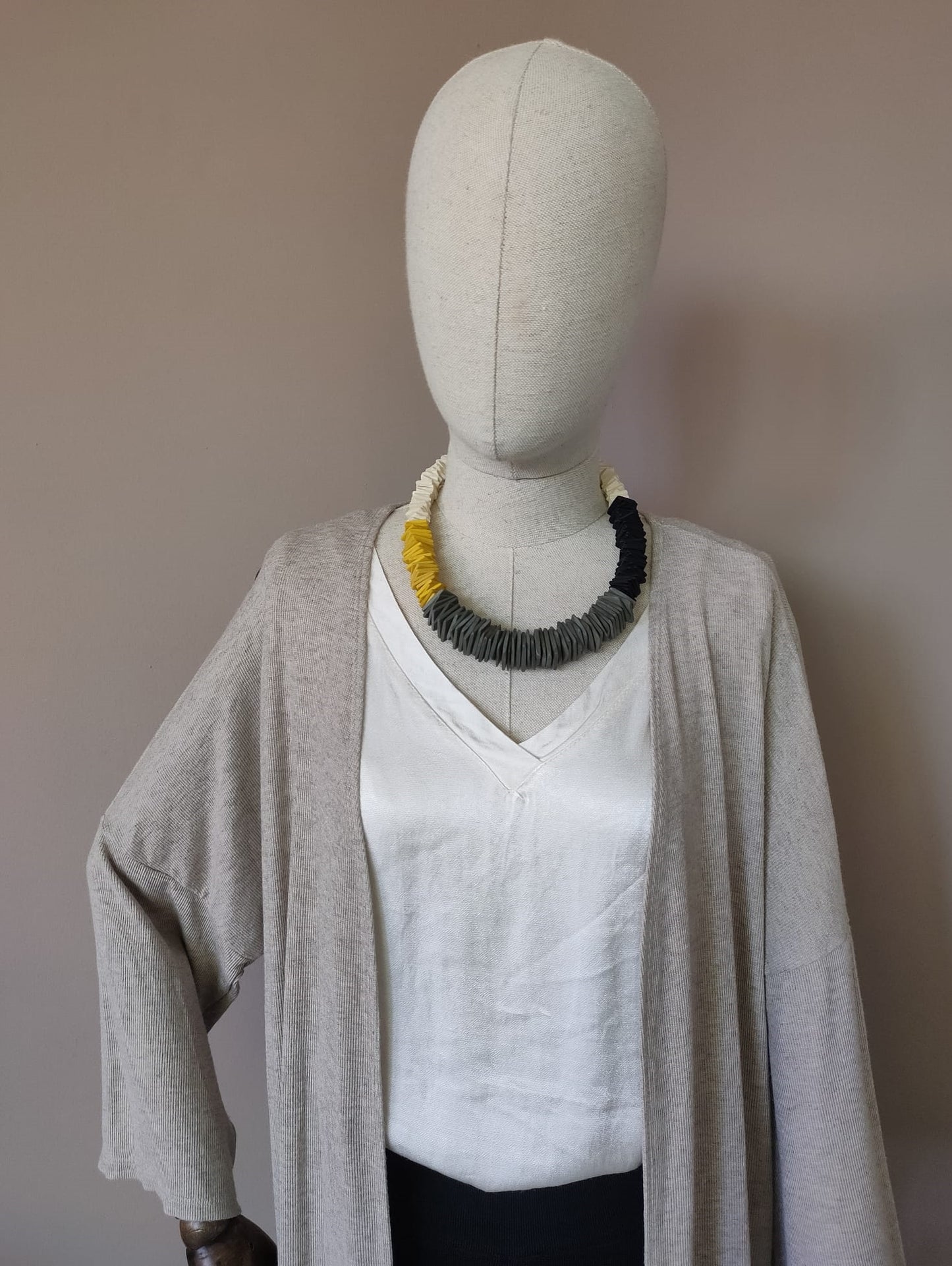 Collar con cilindros y bolas de madera