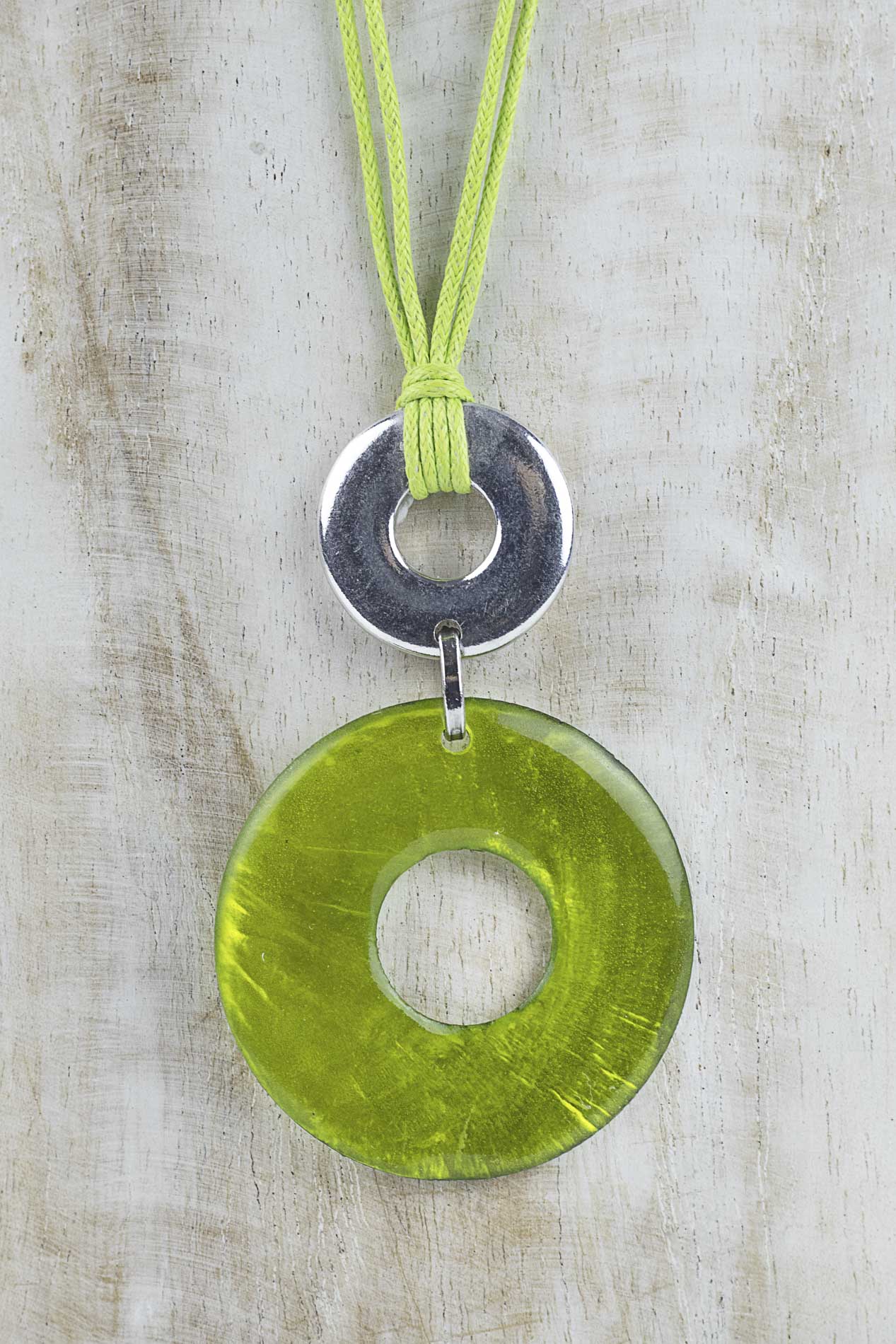 Colgante de resina y aluminio