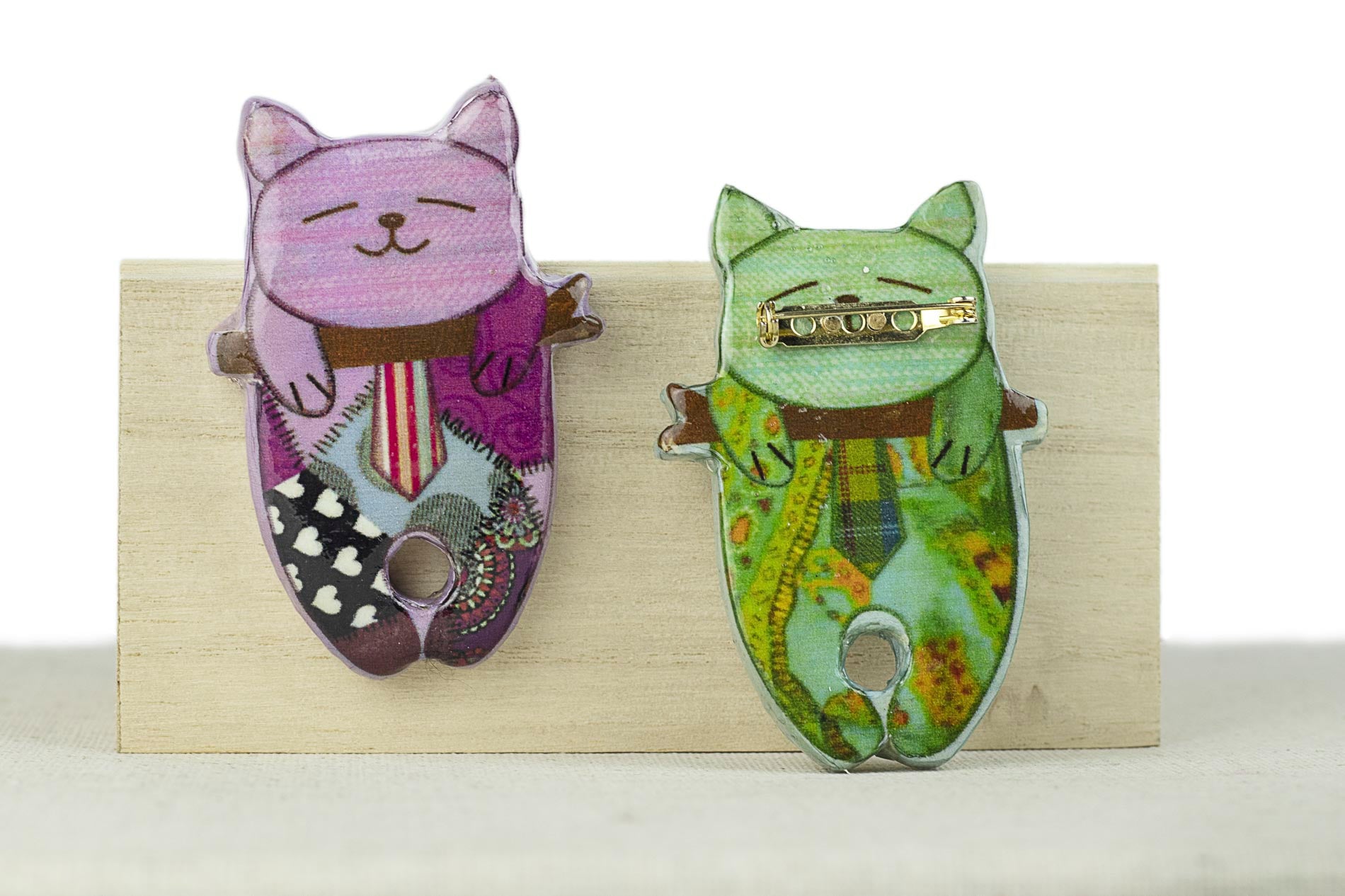 Broche GATO EN RAMA lila decoupage