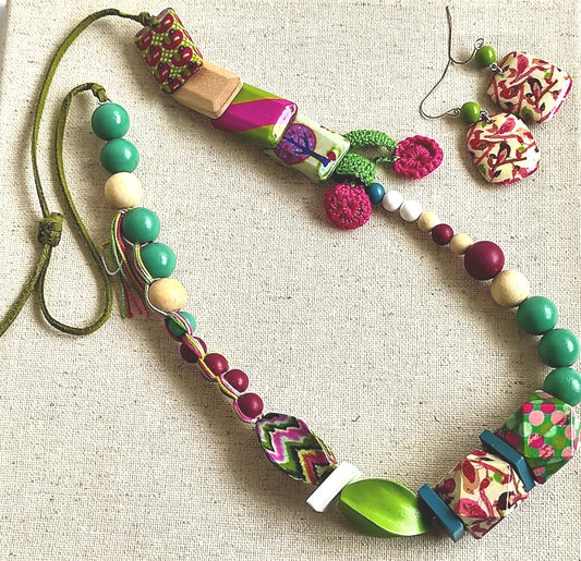 Collar multipiezas multicolor.